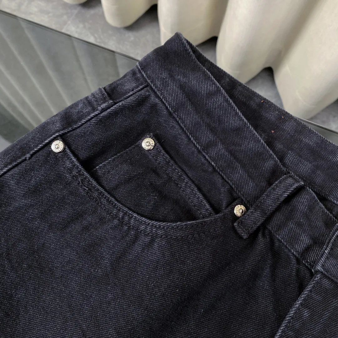 🅿️280 Original development Hardware customization Chrome Hearts Chengdu limited New city limited jeans Chrome Hearts city limited jeans Size: S M L [Top heavy industry fashionable design] Consistently made in high street luxury style. Speaking of this style, the Zangyin family and GU family are definitely the leading representative brands. Especially the Zangyin family has really achieved a state-of-the-art effect in creating high street style. The unique washed material is used to create this style. The color system is quite eye-catching. It is decorated with patchwork cross flowers, which cleverly highlights the charm of the brand. Secondly, this style uses classic The high-waist cutting design highlights the long legs and fashionable temperament of the upper body. The brand is highly recognizable and the slim fit configuration is more suitable for daily wear. It is a product that interprets personality, fashion, and specifications at a glance. This single product is enough to make any fan excited. It can be a white T-shirt for youthful preppy style, or a tight suspender for lady style. It has strong matching ability and can be easily controlled by men.  [Material and craftsmanship] Needless to say, this point goes without saying. As an excellent craftsman brand, Zangyin has really perfect requirements for details and craftsmanship. The washed color of this model has gone through so many processes, not to mention the embellishment of the denim appliqués. It is also purely handmade and sewn. Just like what they believe in, only handmade things have soul and have the meaning of wear. A top-notch heavy-duty fashionable denim item, I look forward to your perfect interpretation! !